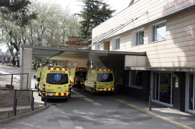 Ambulancias en la entrada de urgencias del hospital Arnau de Vilanova de Lleida.