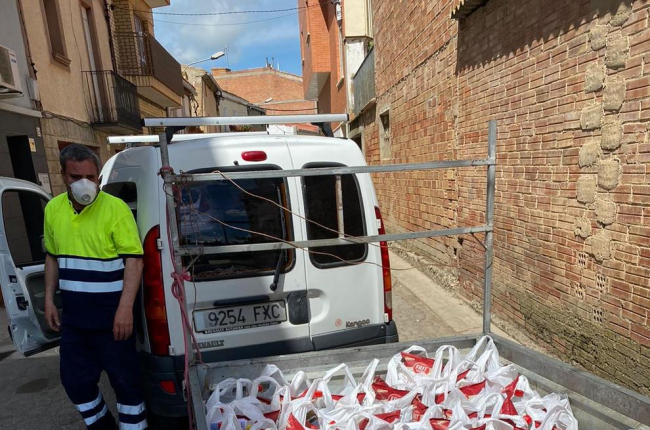 Repartiment dels ‘packs vermut’ entre els veïns del poble, ahir.
