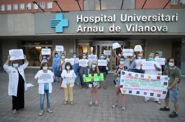 Un moment de la protesta de professionals sanitaris al davant l’entrada principal de l’Arnau.