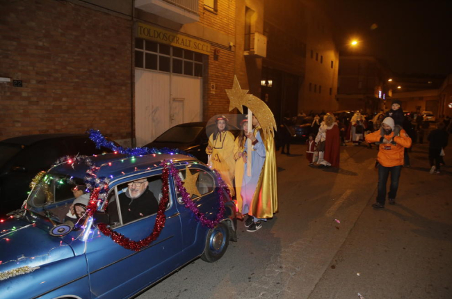 La comitiva reial va recórrer ahir els carrers de Pardinyes a peu per l'anul·lació de la cavalcada