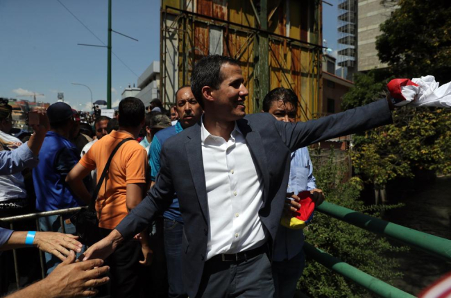 Guaidó es va trobar acompanyat per milers de persones als carrers de Caracas.