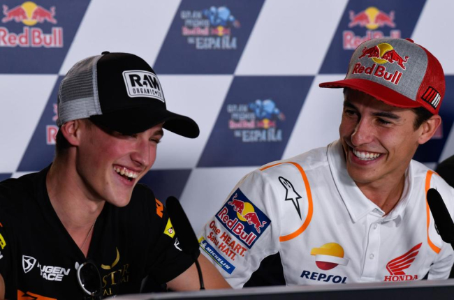 Marc Màrquez fa broma amb el pilot valencià Jaume Masià, líder del Mundial de Moto3.