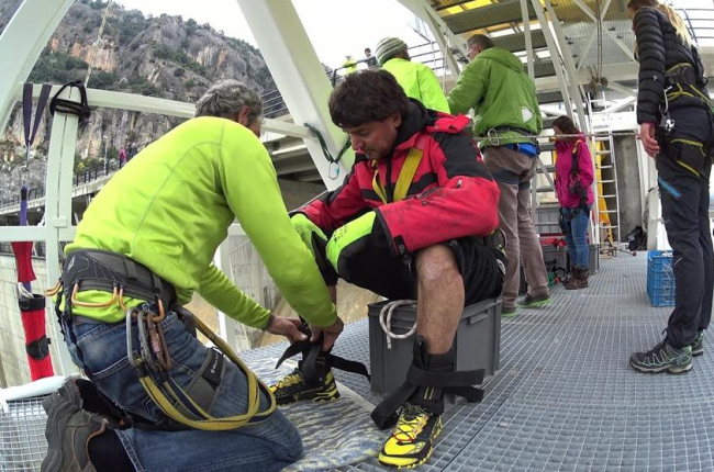 Los preparativos para saltar desde lo alto de la presa de la Llosa en esta modalidad llamada ‘bungee’ y un cliente tras efectuar el salto.