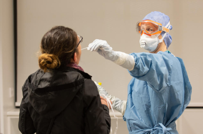 Una professional sanitària agafa una mostra per fer una prova de coronavirus a l'Hospital Clínic