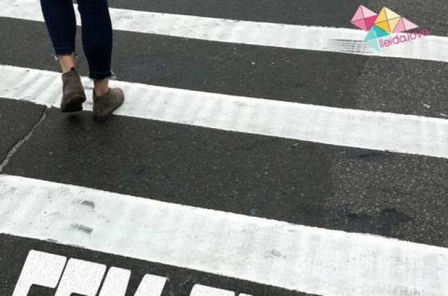 Pintaran missatges positius en 15 passos de vianants de Lleida