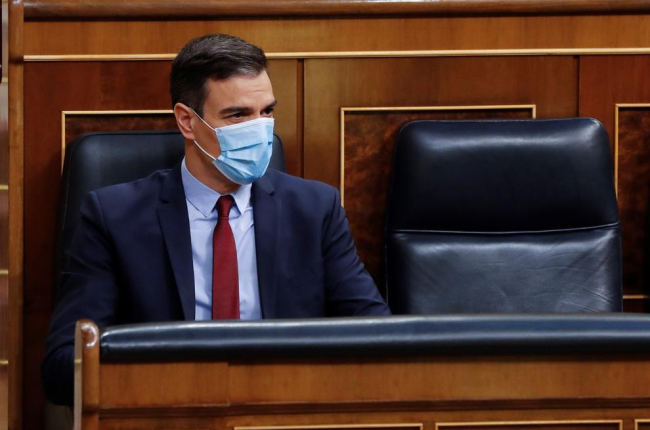 El president del Govern central, Pedro Sánchez, ahir al Congrés, amb una mascareta.