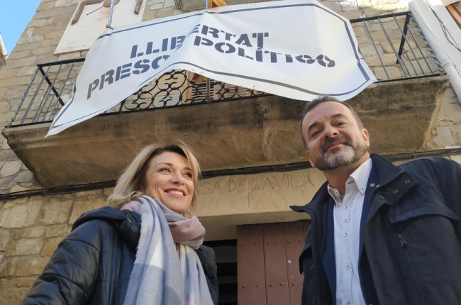 Bosch, el pasado sábado en Camarasa con la alcaldesa, Elisabet Lizaso, ante la sede del ayuntamiento.