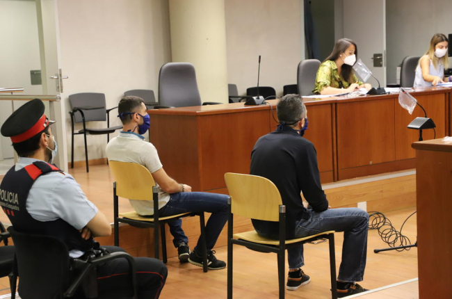 Els dos acusats, el primer dia de judici a l’Audiència de Lleida.