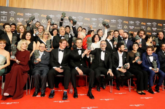 Foto de família dels premiats, entre els quals es troben els set de la cinta ‘El reino’, mentre que ‘Campeones’ va aconseguir el de millor pel·lícula.
