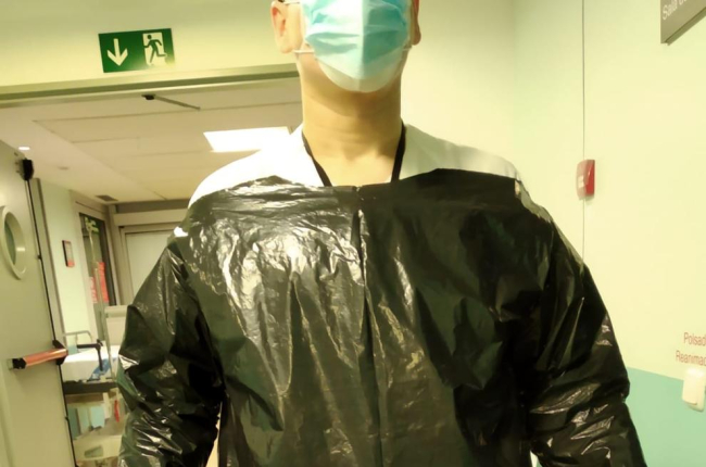 Personal d’Urgències a l’Arnau de Vilanova amb bosses de la brossa com a protecció.