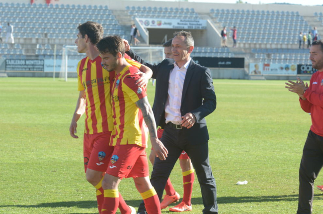 Joan Carles Oliva felicita els jugadors diumenge passat després del triomf a Conca.