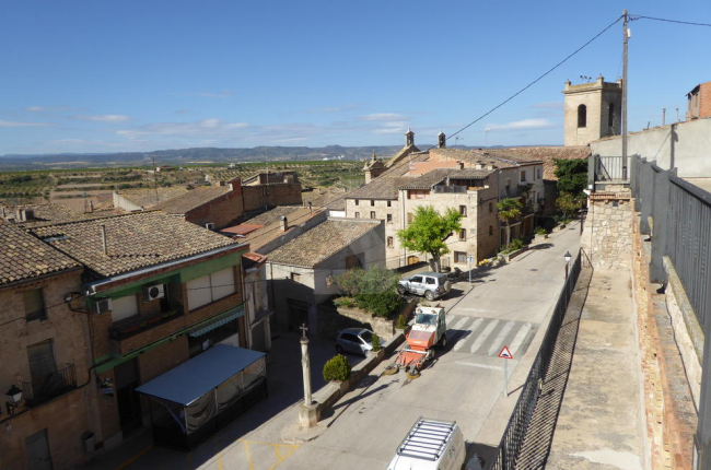 Vista de Arbeca, con la iglesia de Sant Jaume al fondo.