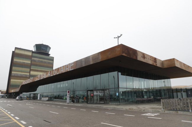 La terminal i la torre de control de l’aeroport d’Alguaire.