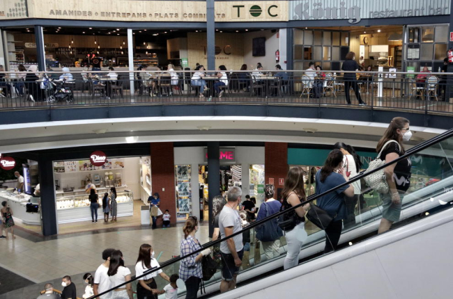 Desenes de persones es concentren en un centre comercial de Girona en el primer dia obert.