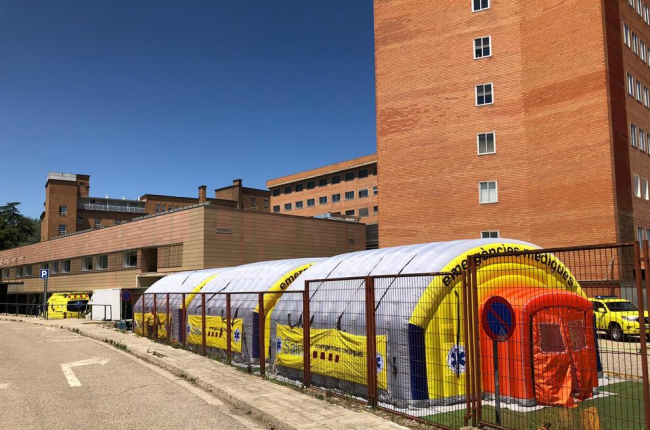 Montan un hospital de campaña en el exterior del Arnau de Vilanova de Lleida.