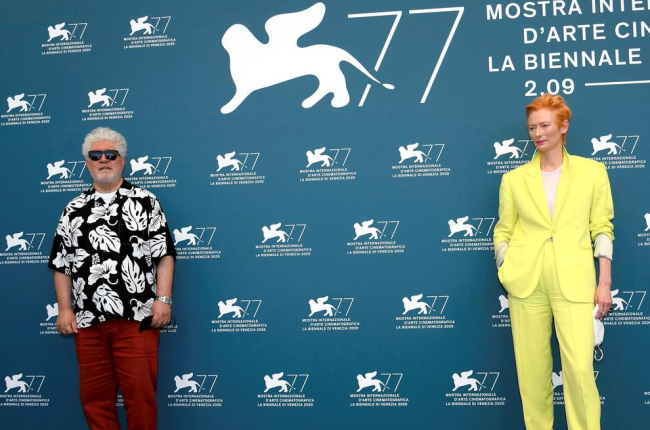 L’actriu Cate Blanchett, presidenta del jurat de Venècia, va ser la primera estrella dimecres de la Mostra, que ahir va rebre amb honors Almodóvar i Tilda Swinton.