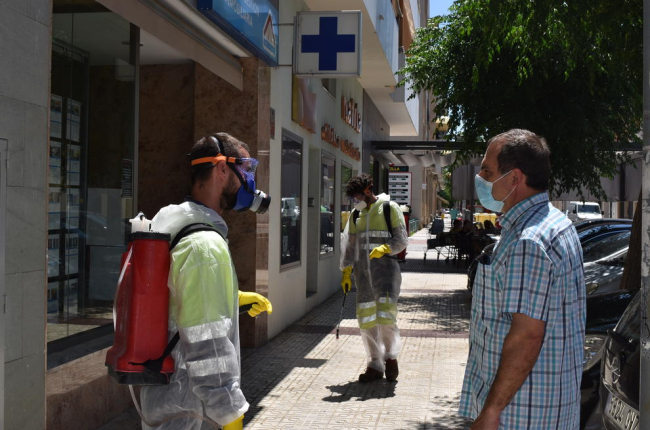 Dos sanitaris al pavelló Corts d’Aragó de Fraga, en el qual hi ha vuit persones positives en Covid-19.