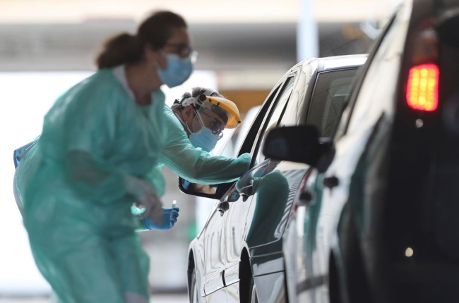 Sanitarios hacen test de detección de coronavirus a conductores a las puertas del hospital de A Mariña.