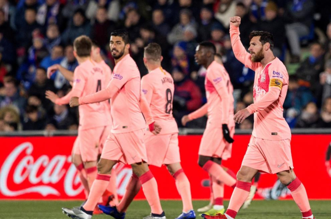 Piqué saluda a la grada tras el partido.