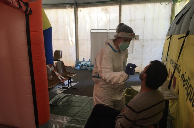 Una sanitaria toma una muestra a un paciente en el CUAP de Prat de la Riba para una PCR.