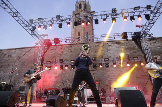 Actuaciones musicales en el Turó de la Seu Vella como preludio de la Festa Major de Lleida, anoche.