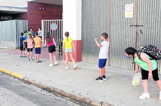 Alumnes en fila esperant entrar ahir a l’escola Sant Gil de Torà.