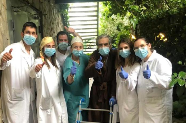 Imatge d’arxiu de celebració de l’alta d’un pacient a l’hotel-hospital Nastasi.
