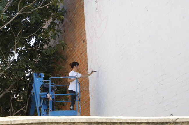 La artista leridana Cristina Dejuan comenzó a pintar ayer de nuevo el mural ‘Love is Love’.