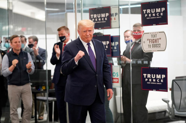 Trump intentava donar imatge de guanyador i Biden preferia difondre una foto amb la seua mà dreta, Kamala Harris.