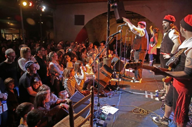 Petits i grans van disfrutar d'allò més ahir al Cafè del Teatre amb les versions del cançoner popular català.
