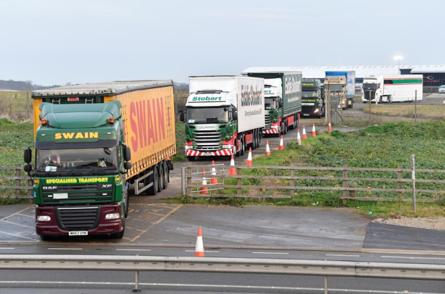 Más de cien camiones participaban ayer en un ensayo de eventuales atascos en Dover por el Brexit.