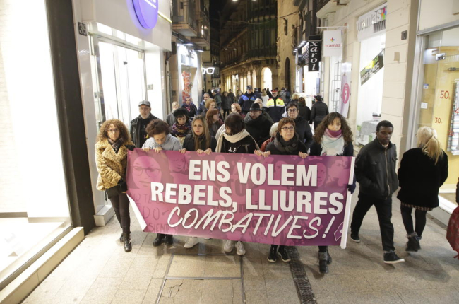 Una de las marchas que protagonizan cada mes mujeres de Lleida para defender sus derechos.