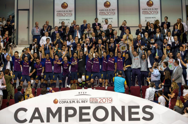 La plantilla del Barça de fútbol sala celebra el su sexto título de Copa del Rey.