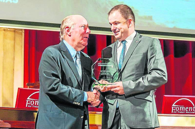 El presidente de ActelGrup, Josep Maria Codina, recogió el premio 