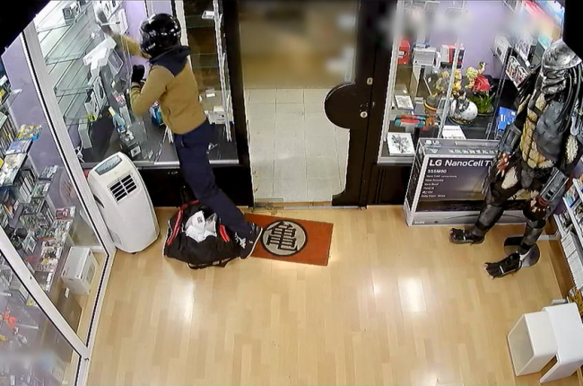 Imatge de la càmera de seguretat de la botiga atacada.