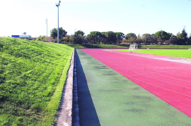 Imagen de un lateral de las pistas donde la Paeria se planteó construir una recta cubierta en 2009.