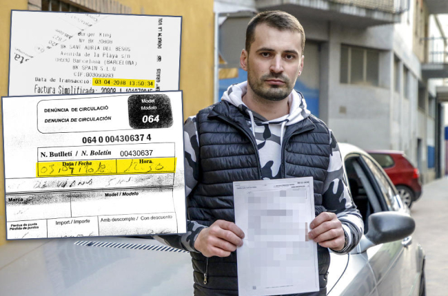 El afectado por la multa, al lado de su coche y con el documento de la admisión de la querella.