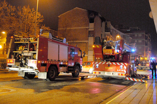 Servicios de emergencias el sábado por la noche en el incendio.
