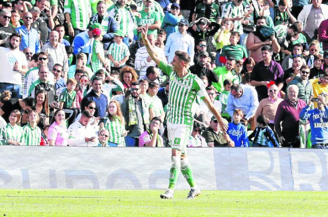 Joaquín celebra con la afición verdiblanca el segundo de los tres goles que marcó frente al Athletic.