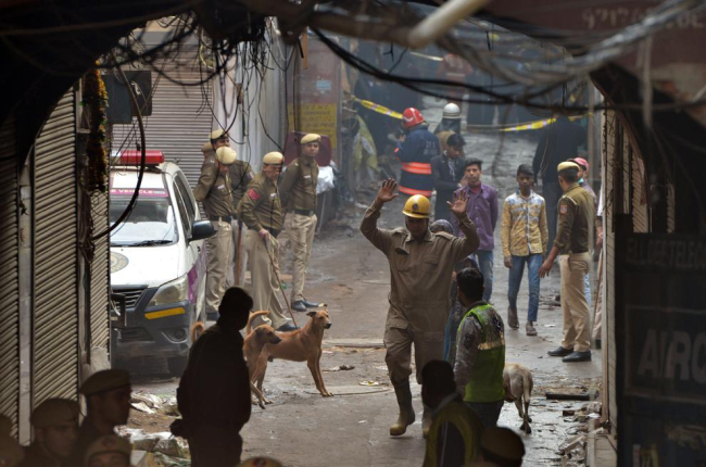 La fàbrica incendiada està situada en un carreró d’un barri antic de Nova Delhi. A la imatge, efectius de salvament, ahir.