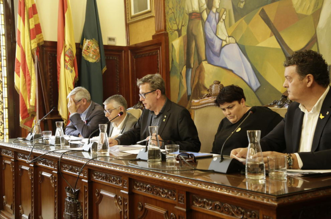 El presidente de la Diputación, Joan Talarn, en el centro durante el pleno celebrado ayer.