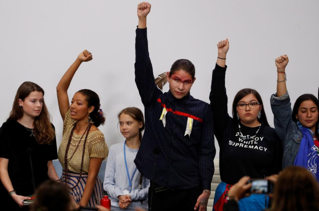 La sueca Greta Thunberg (tercera por la izquierda) junto a varios jóvenes activistas con los que ha participado en una rueda de prensa, en el marco de la XXV Cumbre de la Convención de Cambio Climático de Naciones Unidas (COP25).