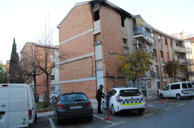 Una patrulla de la Policía Local vigilaba ayer el bloque afectado por el incendio en Mollerussa. 