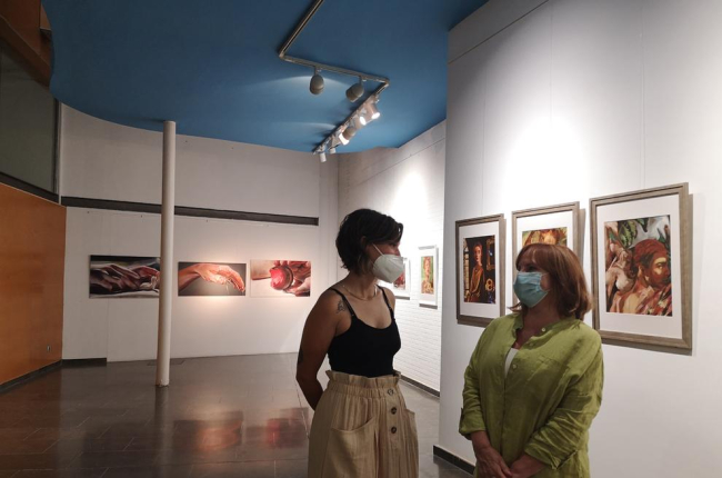 L’artista Lily Brik i la responsable de l’Espai Cavallers, Roser Xandri, ahir a l’exposició ‘Quimera’.