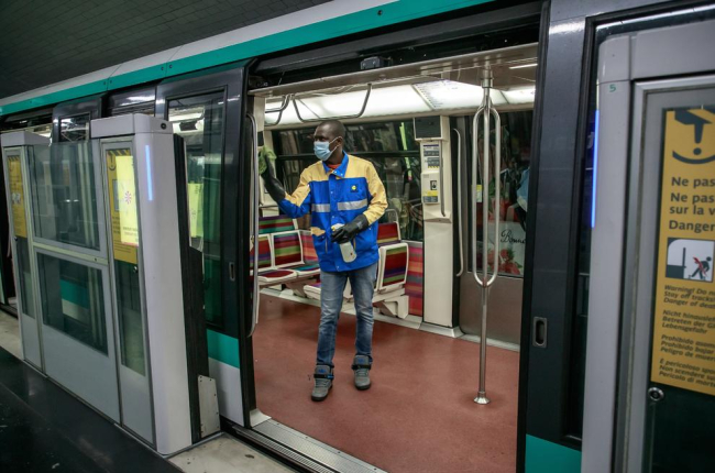 Un operario lleva a cabo tareas de desinfección en un vagón de metro en Francia.