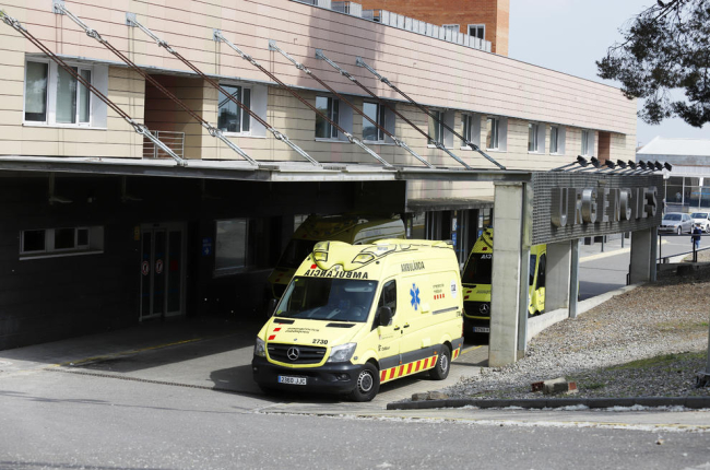 Ambulàncies aparcades ahir davant la unitat d’Urgències de l’hospital Arnau de Vilanova de Lleida.
