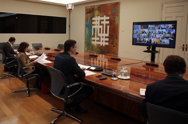 La reunió del president del govern espanyol, Pedro Sánchez. dels ministres Salvador Illa, Margarita Robles, José Luis Ábalos i Fernando Grande Marlaska en una videoconferència amb els presidents autonòmics.