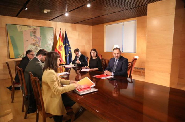 Una imatge de la reunió dels equips negociadors d'ERC i PSOE que va tenir lloc el passat 3 de desembre.