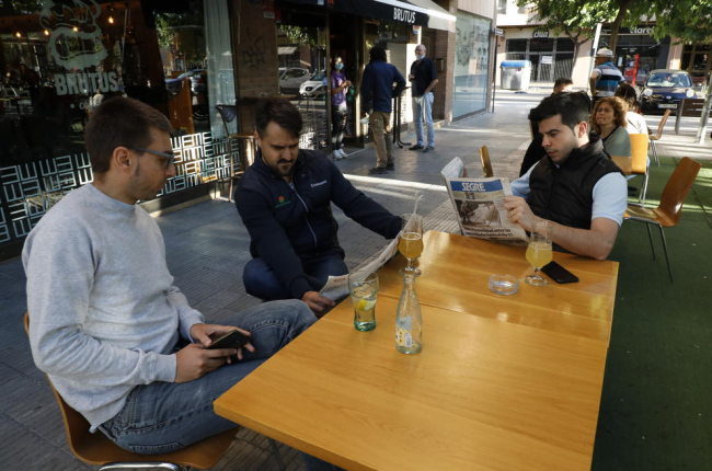 Llegir la premsa en bars i terrasses és una tradició arrelada que s’intentarà fomentar.