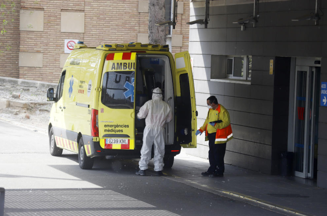La entrada de ambulancias a la unidad de Urgencias del hospital Arnau de Vilanova.